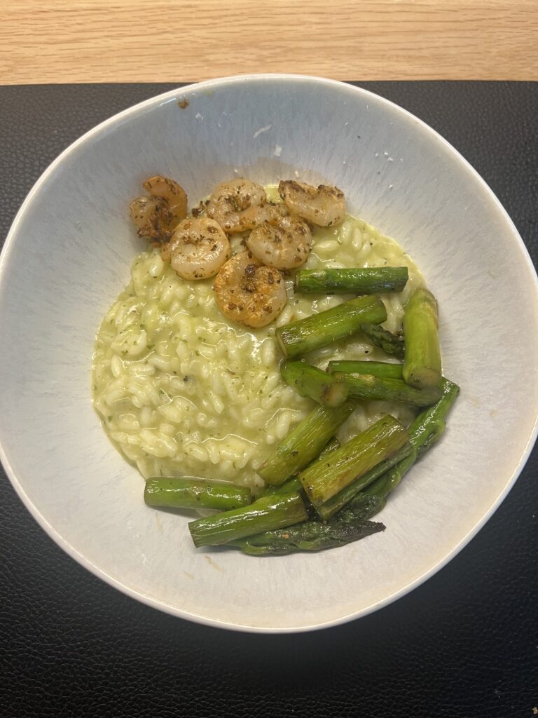 Bärlauchrisotto mit grünem Spargel und Knoblauchgarnelen
