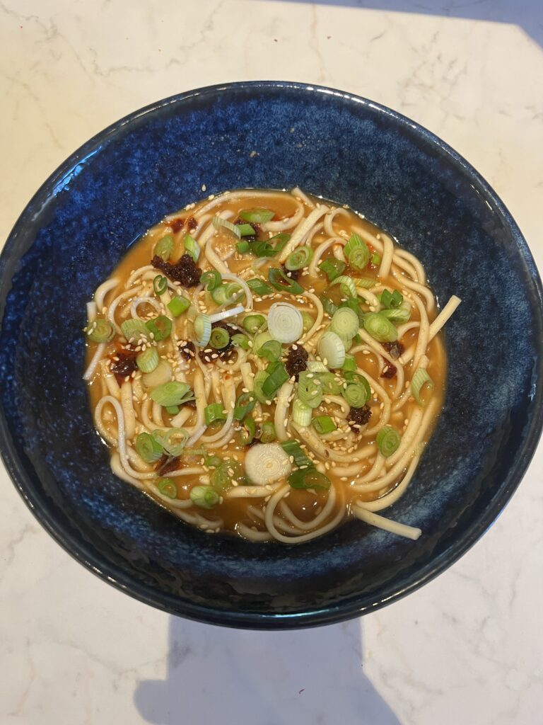 Schnelle Erdnuss-Chili-Ramen in 10 Minuten