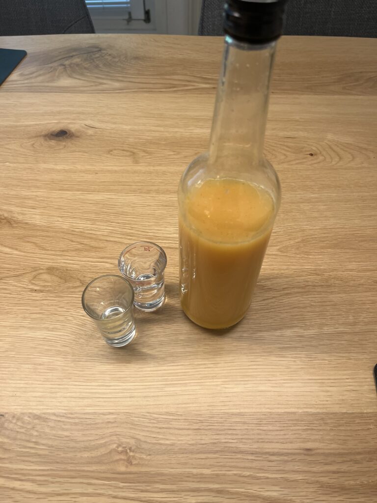 Selbstgemachter Ingwer-Shot mit Kurkuma und Zitrone