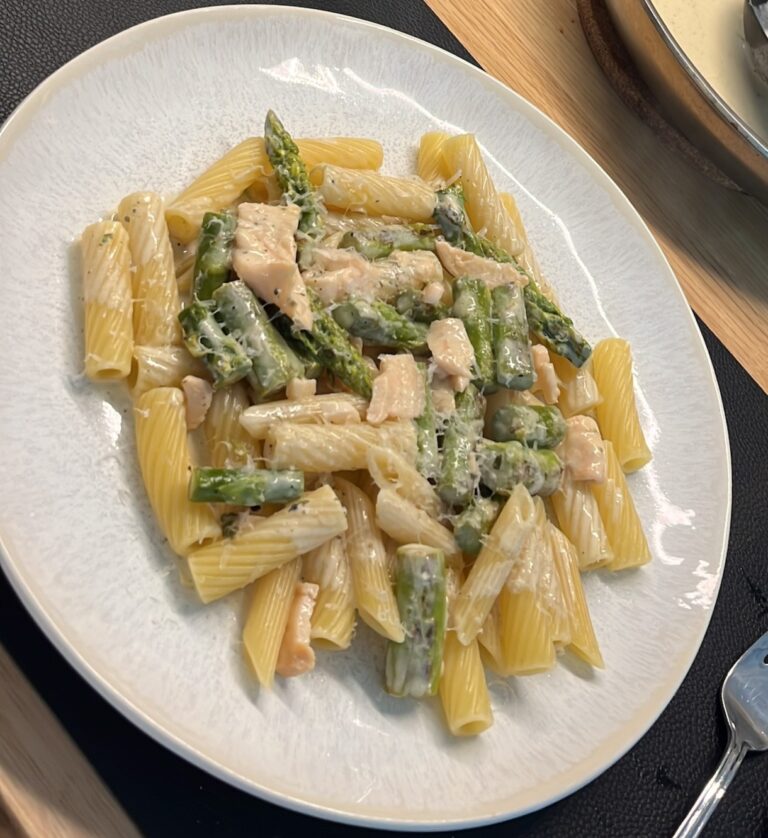 Lachs-Spargel-Nudeln in cremiger Zitronen-Sahnesoße