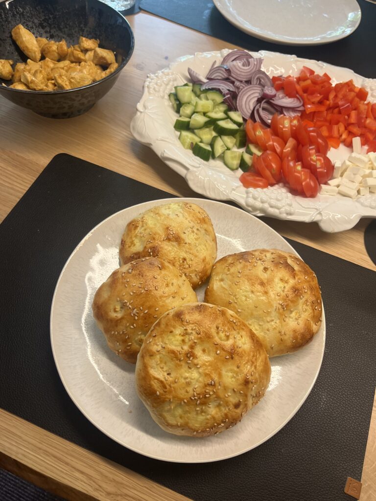 Selbstgemachte Mini-Fladenbrote mit Sesam