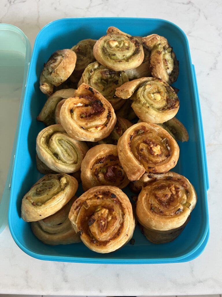 Blätterteigschnecken mit Pesto, Feta & Frühlingszwiebeln