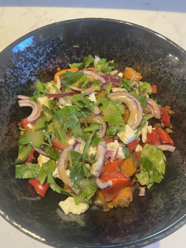 Süßkartoffel-Salat mit Feta & Linsen